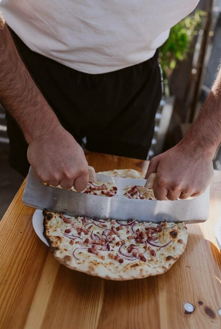 Frisch gebackener Flammkuchen auf dem ISYARD Rooftop